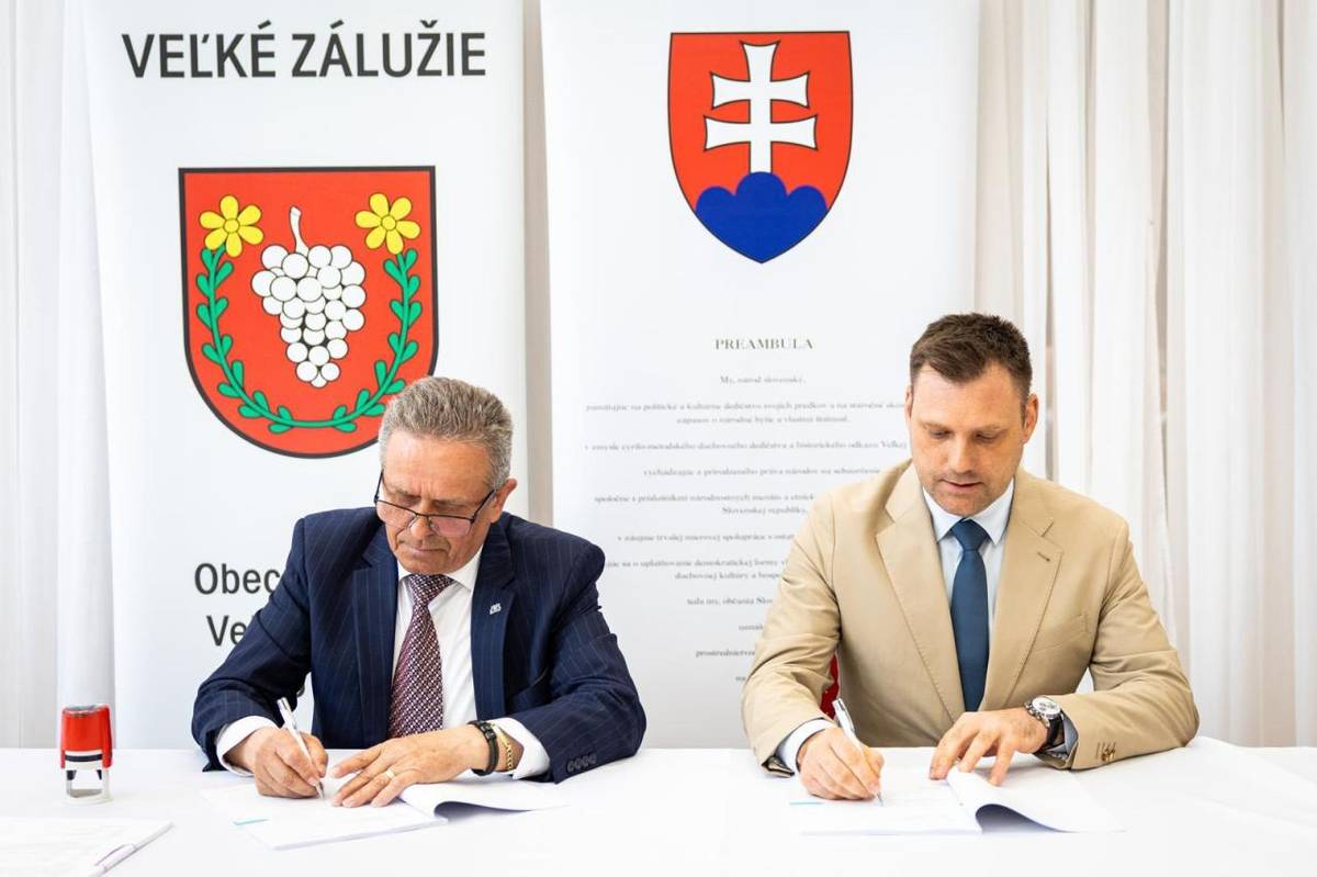 Dňa 25.03.2026 na výjazdovom rokovaní vlády SR vo Veľkom Záluží minister životného prostredia SR Tomáš Taraba a starosta obce Veľké Zálužie Milan Bíro podpísali Zmluvu o získaní nenávratného finančného príspevku na výstavbu verejnej kanalizácie ...
