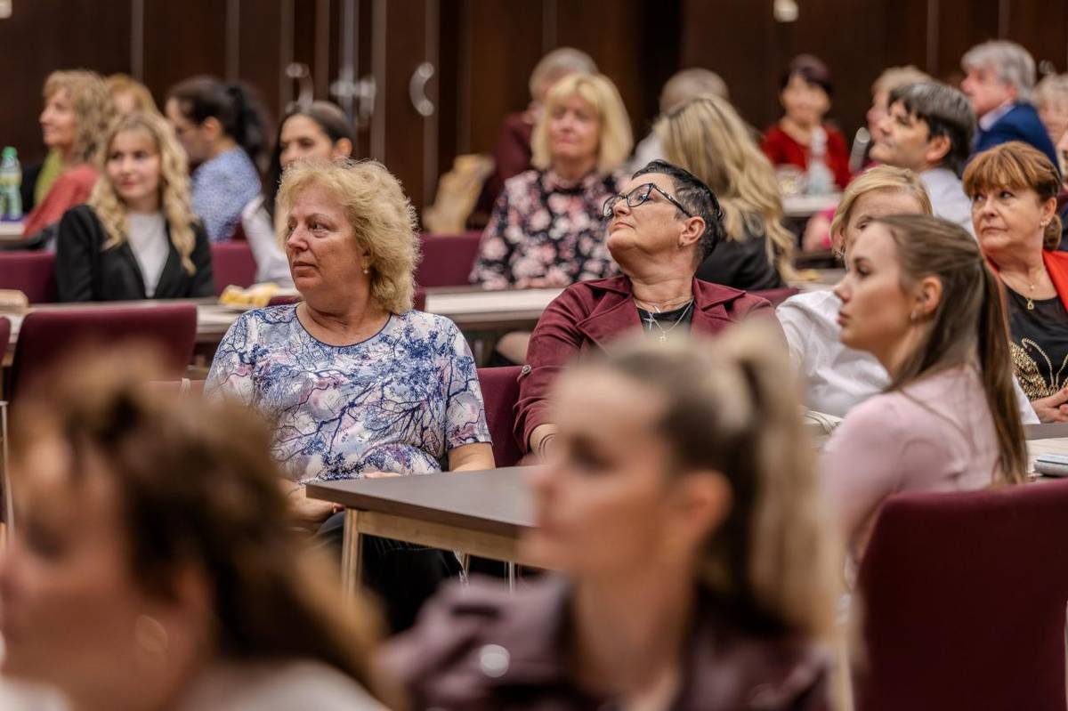Setkání zaměstnanců škol a školských zařízení je ve Šternberku tradiční společenskou akcí, kterou vedení města vyjadřuje poděkování pedagogům i nepedagogickým pracovníkům našich škol a školských zařízení.