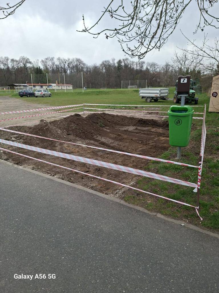 U fotbalového hřiště se začalo s přípravou plochy na kontejnerové stání.