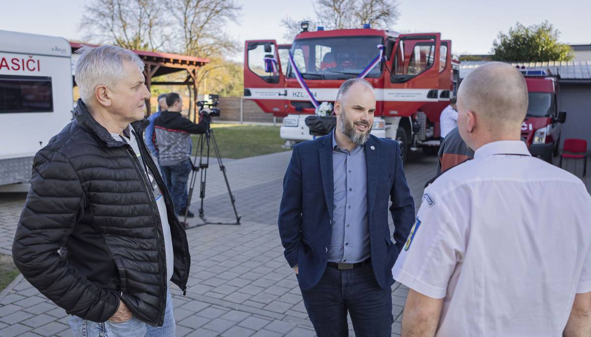 Zlín – Jednotka sboru dobrovolných hasičů Malenovice má lepší zázemí i techniku. Garáž v hasičské zbrojnici prošla rekonstrukcí a nově hasiči získali moderní cisternovou automobilovou stříkačku.