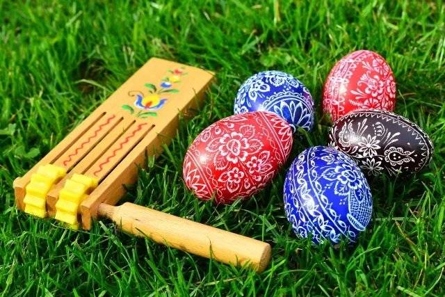 V čase před Velikonočním pondělím se do ulic naší obce tradičně vrátí řehtáči. Poprvé se sejdou ve čtvrtek 2.4. ve 12:00 hodin na začátku Dřís u závor. Řehtat můžou přijít chlapci i dívky. Ujmou se jich Páni - to jsou starší chlapci, kteří chodí řehtat od 6 let věku, někteří již od předškolních let. Učí mladší řehtáče zpívat a pravidlům chování při řehtání. Z řehtáče se po několikaletém řehtání stává „Podpán“ a nakonec „Pán“. Ve čtvrtek budou děti řehtat 2x, v pátek 3x a v sobotu obchází dům po domě a vyřehtávají sladkosti, vejce a nějaký ten peníz. Trasa, kterou řehtáči prochází, má nejméně 4 km. Proto potřebují dobrou obuv, oblečení podle počasí a samozřejmě řehtačku. Přijít řehtat mohou i děti předškolního věku. Tel. kontakt na ,,Pána" pro případné dotazy: +420 775 067 617 – Valentýn Malenchuk nebo +420 792 333 074 Kryštof Sladkovský (volejte mezi 16 až 17 h - popřípadě zašlete sms).