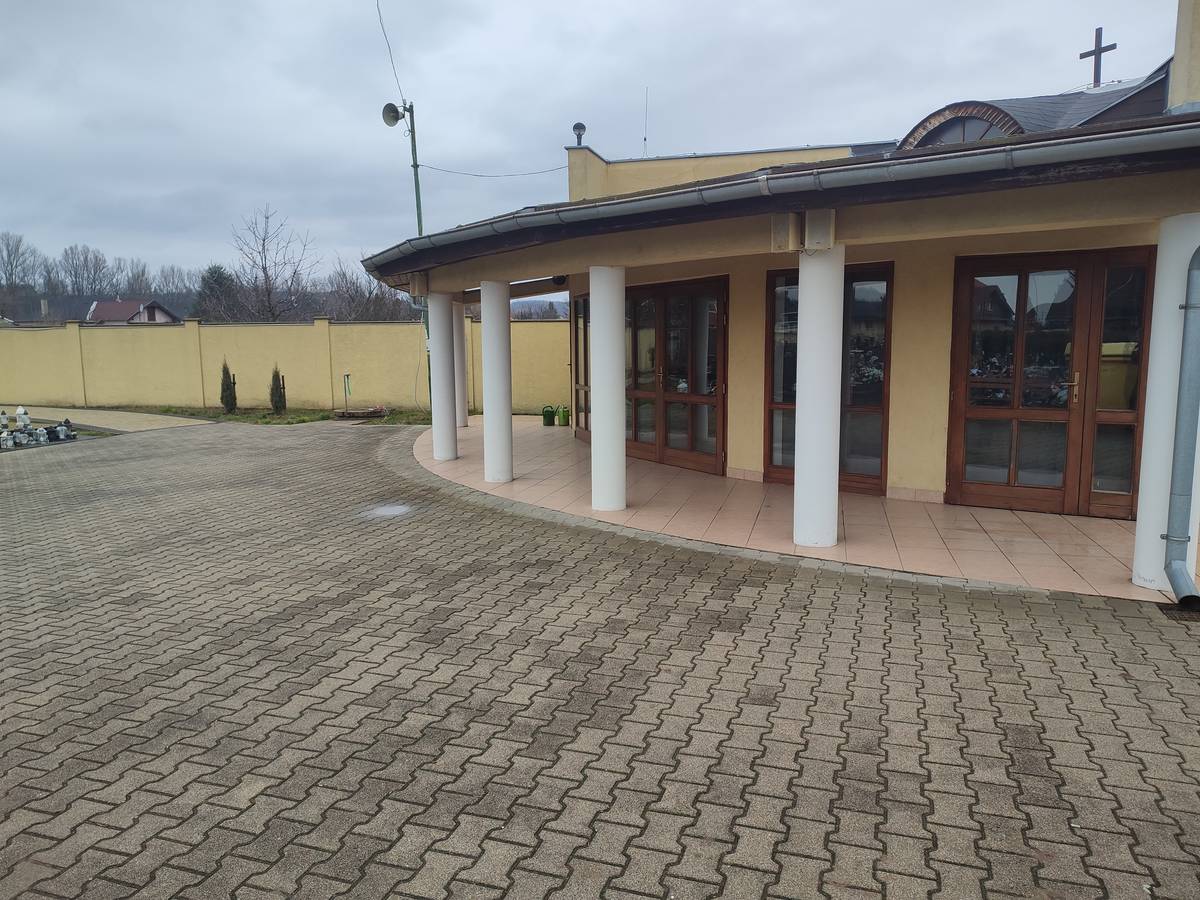 V utorok 24.3.2026 vláda schválila na Výjazdovom rokovaní v obci Hronské Kľačany účelový finančný príspevok pre mesto Tlmače vo výške 25 000 EUR. Tieto peniaze budú použité na rekonštrukciu strechy na Dome smútku v dolnej časti Tlmáč. Súčasťou rekonštrukcie bude aj predĺženie strechy o prístrešok po celej šírke strechy s predĺžením 4,5metra. Na cintoríne  vybudovali Technické služby mesta Tlmače aj spevnenú plochu pre kontajnerové nádoby.