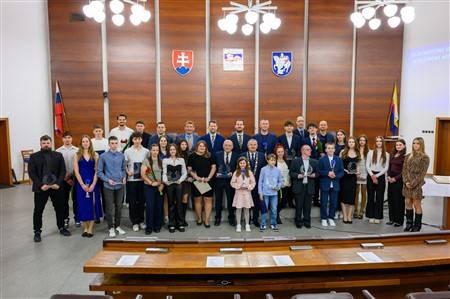 Mesto Martin opäť ocenilovýnimočné športové výkony a osobnosti, ktoré svojou prácou, odhodlaním a výsledkami reprezentujú mesto doma aj v zahraničí. Na pôde mestského úradu sa uskutočnilo slávnostné oceňovanie športovcov za rok 2025, počas ktorého si ocenenie prevzali jednotlivci aj kolektívy v niekoľkých kategóriách.