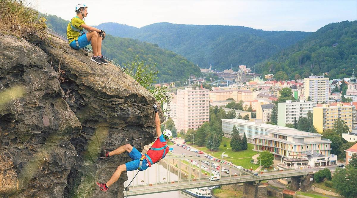 V pátek 27. března začíná lezecká sezóna na via ferratě na Pastýřskou stěnu. Ferrata prošla pravidelnou předsezónní kontrolou a údržbou, takže je připravena na bezpečný provoz hned od prvního dne. K dispozici je šestnáct tras. Vstup je zdarma. Stejně jako v minulých letech platí zákaz vstupu při nepříznivém počasí – zejména při dešti, sněhu, silném větru nebo pokud je stěna mokrá. O aktuální přístupnosti informuje semafor v nástupním místě. Via ferrata na Pastýřské stěně, přístupná z Labského nábřeží, byla otevřena v roce 2014 a patří k nejnavštěvovanějším místům ve městě. Nabízí sportovní vyžití i výhled na Labe a zámek.