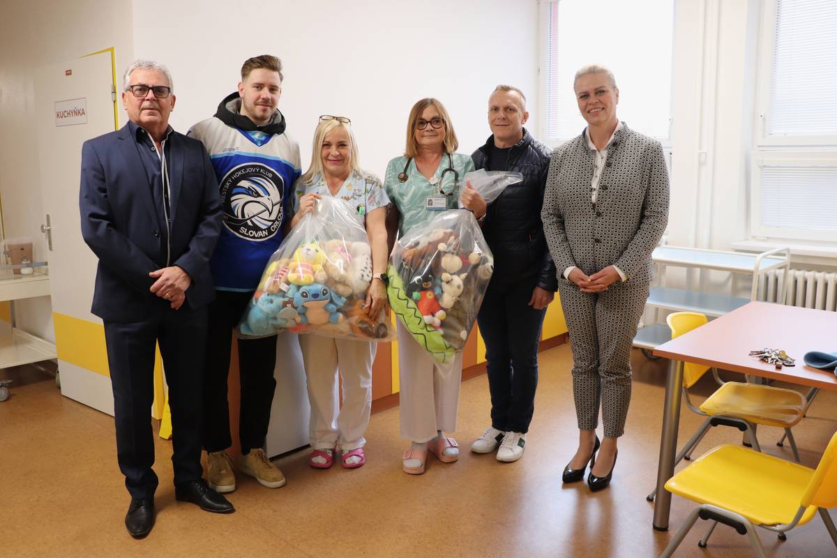 Bezmála 90 plyšáků, kteří přistáli na domácím ledě během finálové série hokejového play off, dnes předali prezident MHK Slovan Orlová Daniel Marosz a útočník Lukáš Juhász zástupcům Moravskoslezské nemocnice Karviná-Ráj. Plyšáci, které na led poslali fanoušci orlovského hokeje, teď budou dělat radost na dětském oddělení a v ambu...