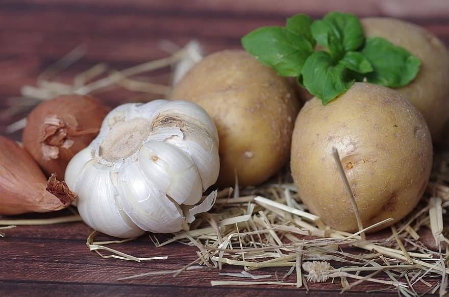 Zelenina Juvita Uherský Brod bude v úterý 31.3. 2026 prodávat certifikované sadbové brambory z Vysočiny, sazenice jahod, cibuli, česnek, jablka, hrušky, konzumní brambory a další ovoce a zeleninu. Dále nabízí žampiony, hlívu ústřičnou, maďarskou čalamádu, olejové svíčky a med. Řidič přijímá objednávky na sadbové brambory na telefonním čísle : 777 220 340. Prodej se uskuteční od 12:00 do 12:15 hod. na náměstí v Hustopečích nad Bečvou.