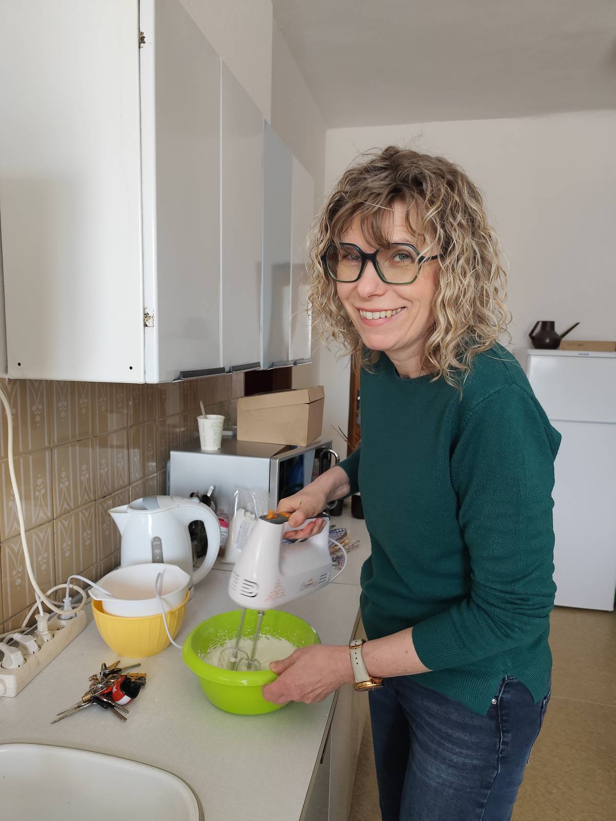 Dnešní akce se vydařila na výbornou. Věříme, že si velikonoční tvoření užily nejen děti. Tak hojná účast nás velmi potěšila a mile překvapila. Děti byly neuvěřitelně šikovné a kreativní. Malovaly vajíčka, zdobily perníčky, kreslily obrázky a kolem velkého vejce to chvílemi vypadalo jako v mraveništi - ruch, smích a soustředěné tvoření. Byla radost sledovat, s jakým nadšením se děti pouštěly do tvoření a jak postupně vznikaly malé velikonoční poklady. Velké poděkování patří Jardovi za jeho trpělivost při pletení pomlázek - děti i dospělí u něj stáli frontu a výsledky stály za to. A samozřejmě děkujeme všem ostatním, kteří s námi strávili toto krásné odpoledne.