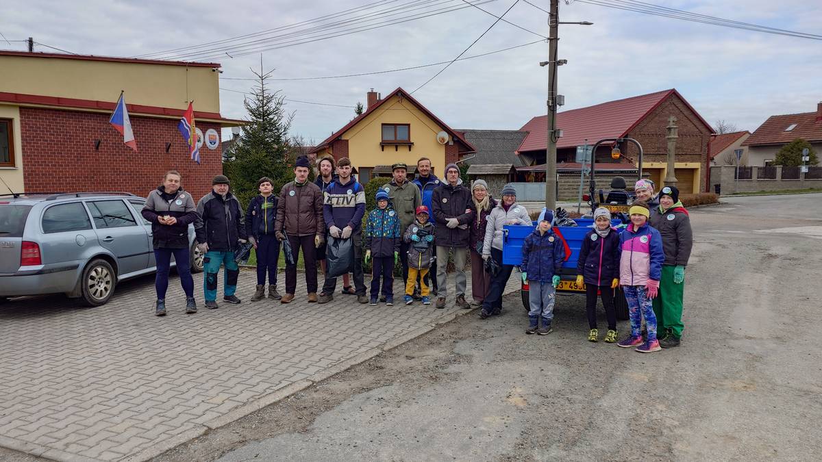 Dobrý den, rád bych poděkoval všem, kteří se účastnili a přiložili ruku k dílu při včerejším úklidu obce Benátky. Moc děkuji a jsem rád, že spoustě lidí, není lhostejný stav naší obce a dělají naší obec čistou a hezčí. Ještě jednou velké děkuji. Tomáš Bouček