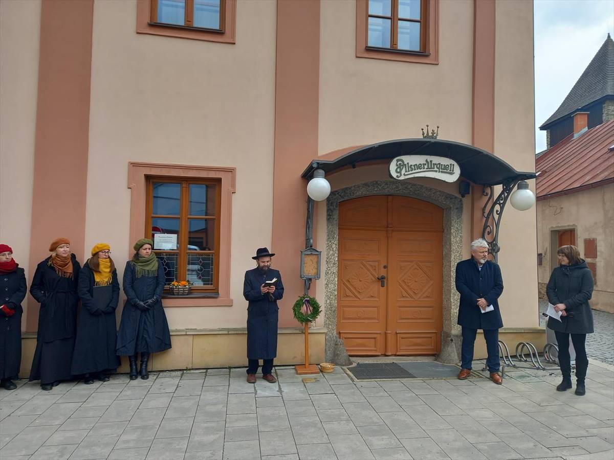 Slavnostní odhalení posledních tří Kamenů zmizelých se uskutečnilo ve čtvrtek 26. března 2026 ve dvou poličských ulicích – v Šaffově před domem čp. 91 za Arnošta Ostrého a před domem čp. 218 ve Střítežské ulici za dva členy rodiny Beranovy, otce a syna Emanuela a Viléma.  Kameny zmizelých (něm. Stolpersteine – doslova kameny, o které je třeba klopýtnout) jsou dlažební kostky s mosazným povrchem vsazené do chodníku, ...