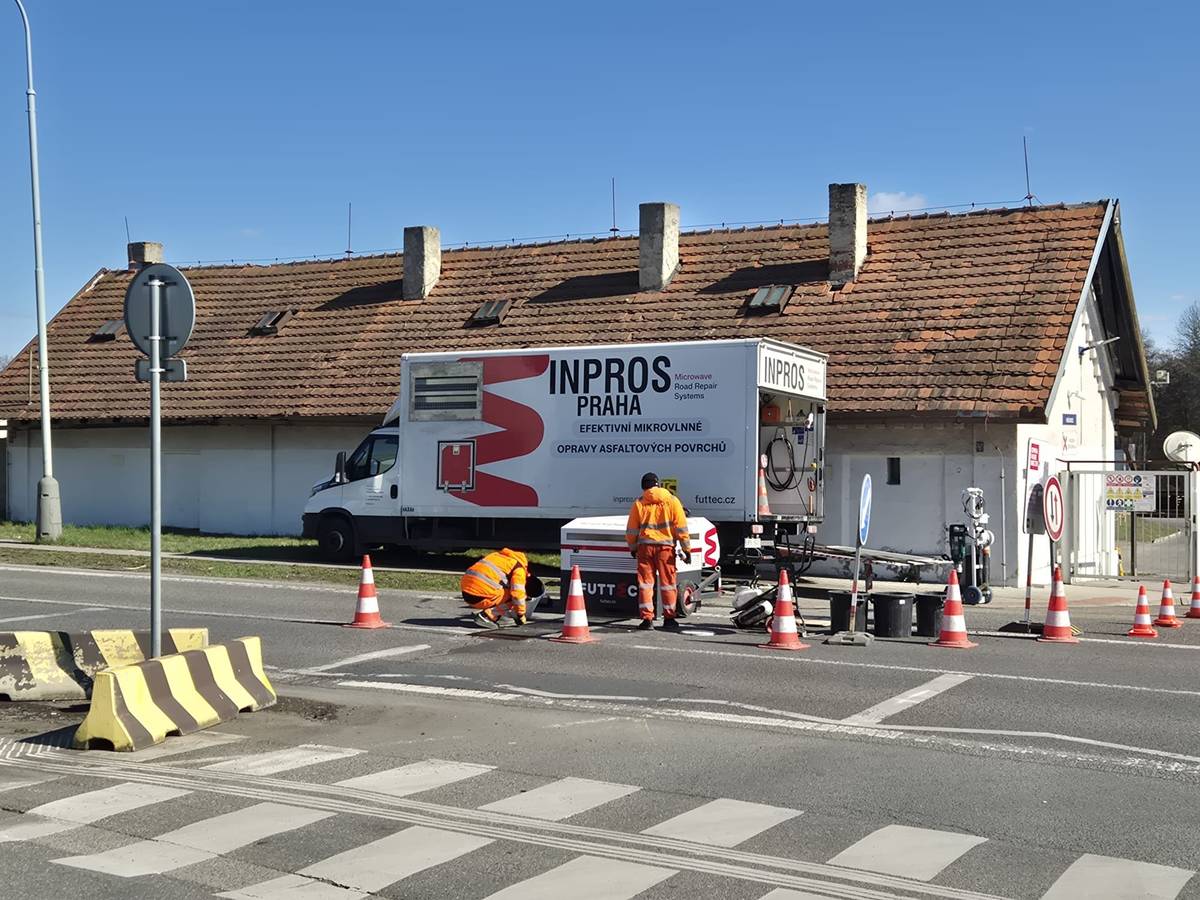 Dnes TSK opravuje výtluky na Mladoboleslavské ulici. Jezděte opatrně.