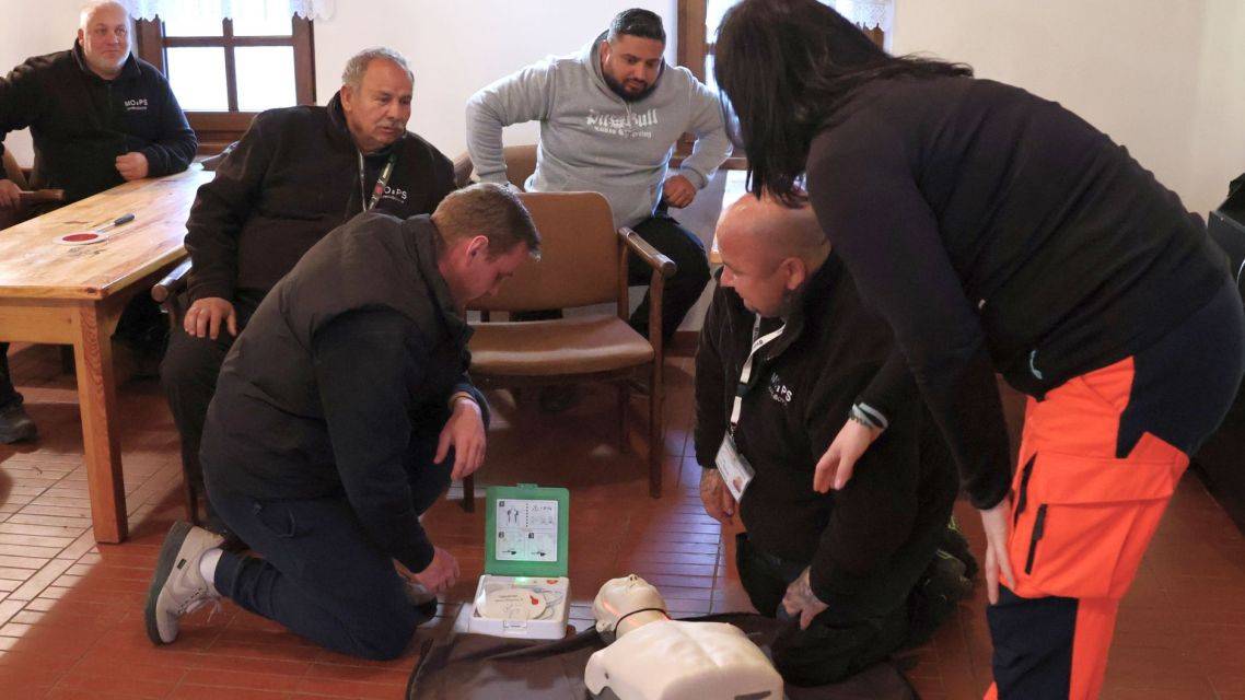 Obec Markušovce pokračuje v aktivitách, ktorými zvyšuje bezpečnosť a pripravenosť na mimoriadne situácie. V stredu 25. marca 2026 sme v spolupráci s Operačným strediskom zdravotnej záchrannej služby SR, správcom registra AED Ing. Bc. Tomášom Justhom, zorganizovali kurz prvej pomoci a obsluhy automatického externého defibrilátora (AED)