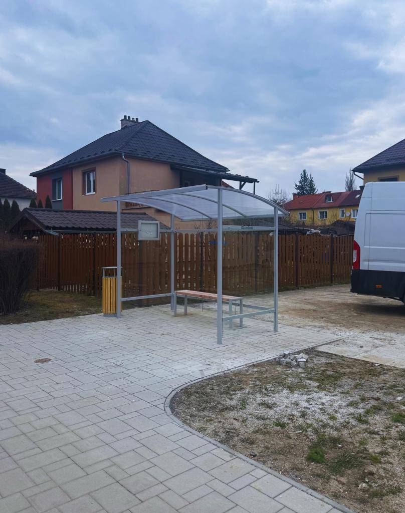 V priebehu tohto týždňa bola v meste Svit zrealizovaná modernizácia autobusovej zastávky na Mierovej ulici. Projekt nadväzoval na už existujúcu infraštruktúru, ktorá zahŕňala spevnené plochy z betónovej dlažby, záhonové obrubníky a vodiace prvky pre nevidiacich.