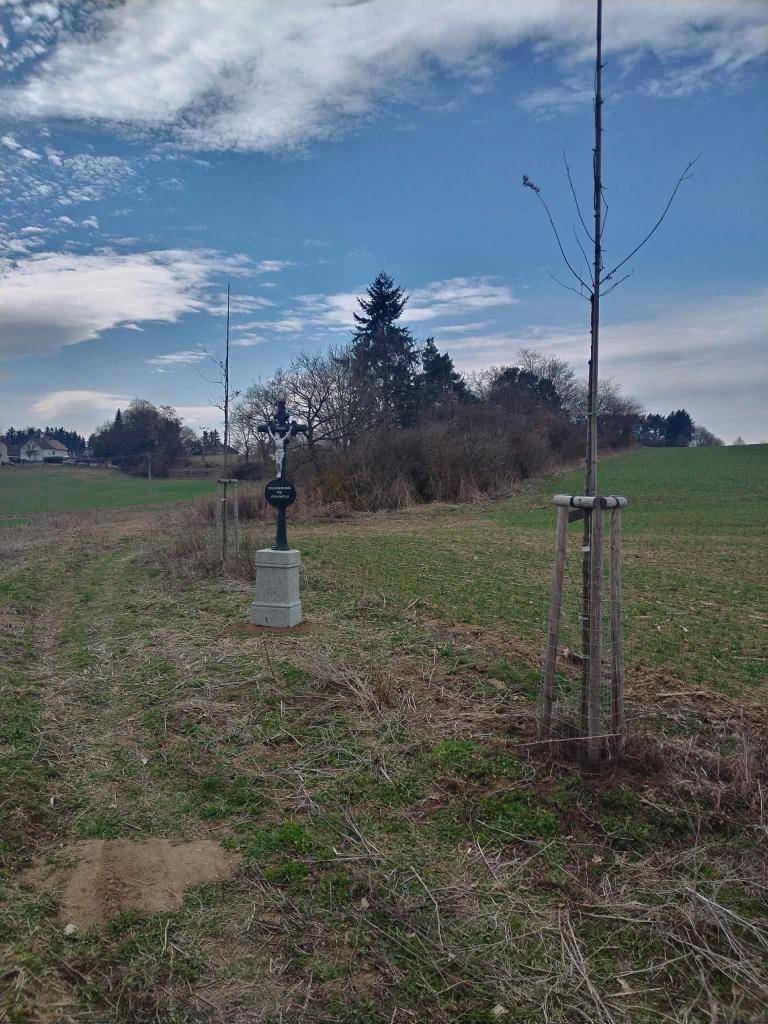 Nový křížek v Oudole.