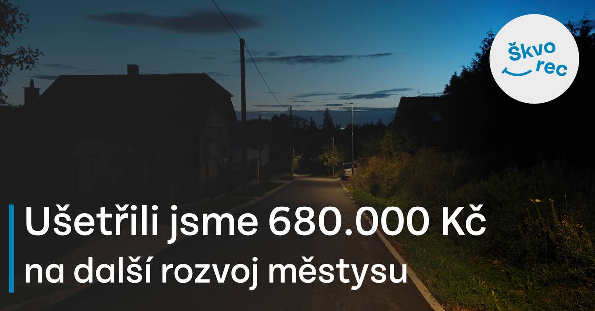Stejně jako do vašich schránek, i na úřad městysu chodí v tuto dobu vyúčtování energií. Jenže letos jsme otevírali obálky s úsměvem – a rádi se o důvod podělíme. Díky dvěma projektům, které jsme v uplynulých měsících dokončili, zůstane každý rok v rozpočtu městysu téměř 700 000 korun, které bychom jinak jednoduše zaplatili za energie. Peníze, které teď můžeme investovat do rozvoje místa, kde žijeme. Veřejné osvětlení: Rekonstrukce nám přinesla úsporu 94 MWh elektřiny – to je rovných 70 % oproti roku 2024 – v hodnotě 515 000 Kč. Vytápění úřadu: Modernizace topného systému přidala dalších 23 MWh úspory (51 %) za 165 000 Kč. Obě opatření dohromady přinesla také výrazné omezení světelného smogu a o 40 tun CO₂ méně vypuštěných do ovzduší každý rok. Chytrá investice se prostě vyplatí. A my se těšíme na další. Jaroslav Vácha, místostarosta