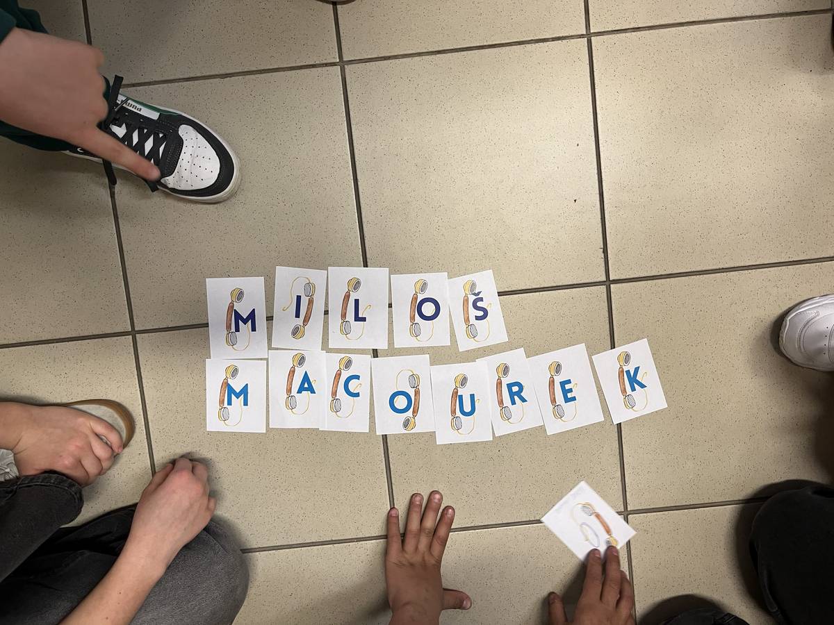 V pátek 27. 3. proběhla každoroční akce Noc s Andersenem. Letošní téma bylo výročí 100 let od narození Miloše Macourka a 125 let od narození Waltera Disneyho. Nejdříve přišly děti z páté třídy, kde si paní učitelka pro ně připravila tajnou šifru. Děti hledaly lístečky s písmenky různě poschovávané v knihách. Které nakonec složily do slov.  Pak přišly děti ze školní družiny. Děti od 1. až po 4. třídu. Ukázali jsme si, jak jsou v knihovně knihy řazeny. Podle žánru, a hlavně podle abecedy. Děti měly za úkol najít knihy od pana Macourka a přečíst ukázku z oblíbené knihy Mach a Šebestová. Akce pokračovala již ve školní družině.