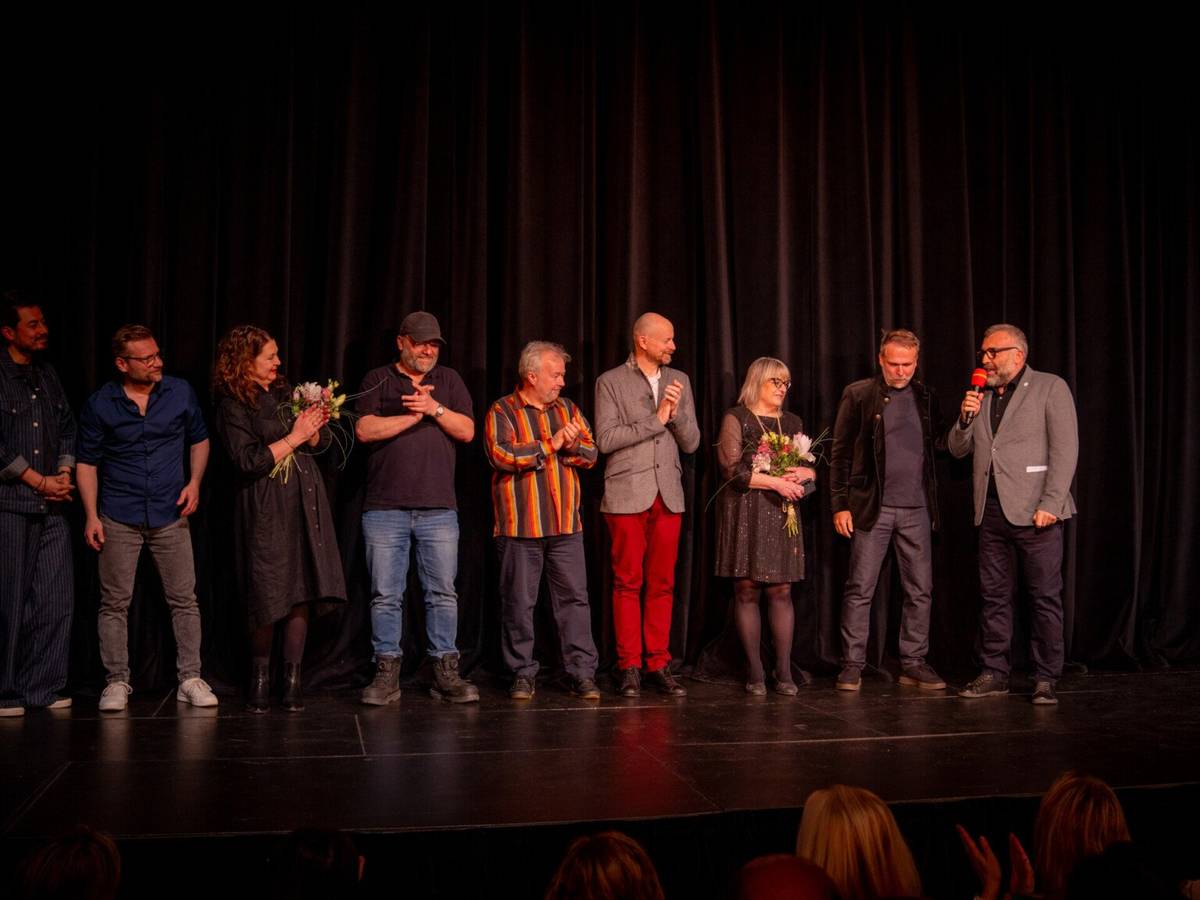 NEBOJ, DÝCHEJ, ČARUJ. Vzkázal z Frýdku-Místku prostřednictvím nového dokumentu režiséra Dana Svátka umělec David Stypka. Předpremiéra se uskutečnila v Nové scéně Vlast. Zcela zaplněnému hledišti poskytla během dvou projekcí intimní pohled na osobnost umělce, který před pěti lety podlehl vážné nemoci. Článek na webu města: VÝJIMEČNÁ PŘEDPREMIÉRA VE FRÝDKU-MÍSTKU: DAVID STYPKA OŽIL NA PLÁTNĚ V KINĚ VLAST | Frýdek-Místek