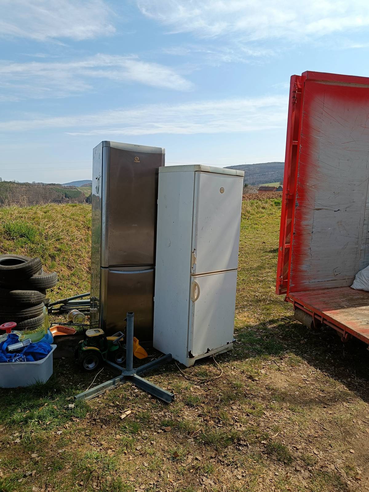 Vážení občané, vše co lze zapojit do zásuvky, nebo má baterie je elektrozařízení. To patří do elektroodpadu. Ne do velkoobjemového kontejneru. Elektroodpad můžete odvézt na dvůr Obecního úřadu. Děkujeme za pochopení.