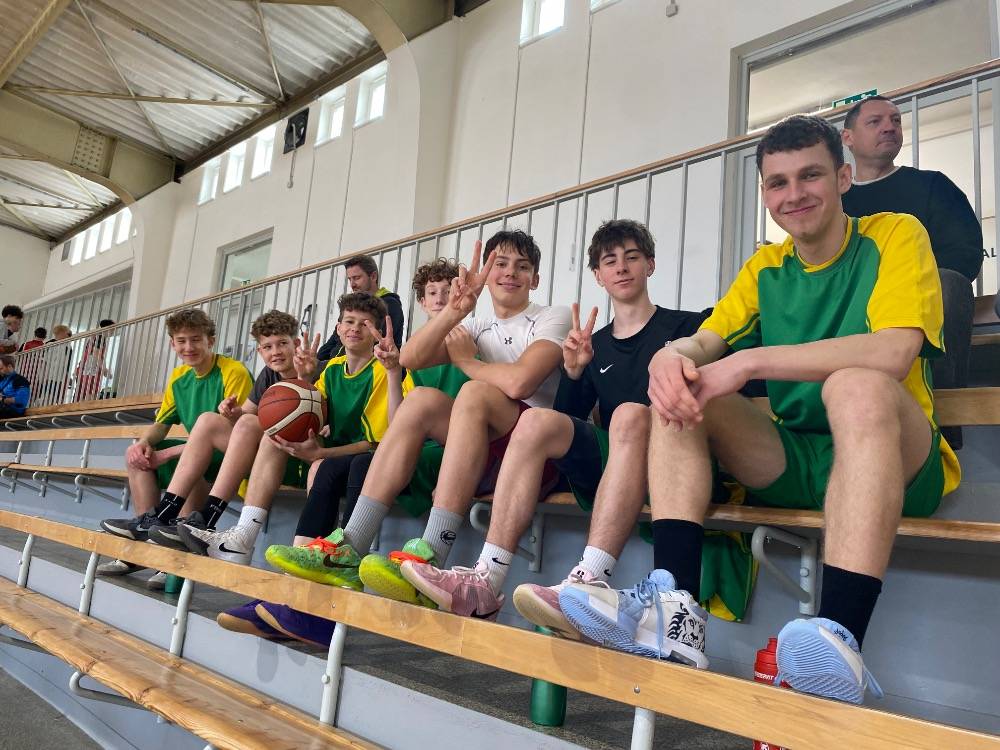 Dne 27. 3. 2026 se v Blansku uskutečnilo okresní kolo v basketbalu v kategorii žáci IV., kterého se zúčastnily týmy z 9 škol. Turnaj proběhl ve skvělé sportovní atmosféře a přinesl řadu napínavých i jednoznačných utkání.