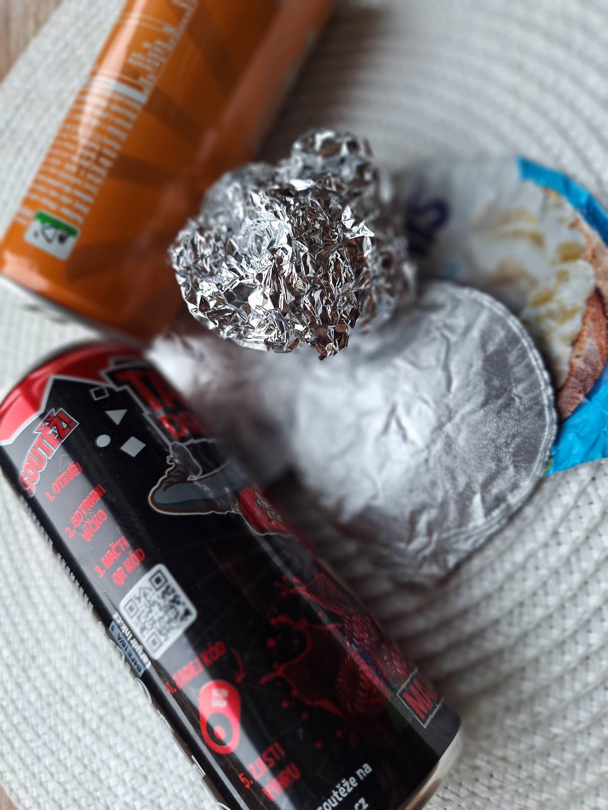 Město Hlučín se v uplynulých týdnech rozzářilo „stříbrem“. Žáci místních základních a mateřských škol se s obrovským nasazením zapojili do ekologické iniciativy Stříbrný Hlučín. Výsledek? Tuna vytříděného hliníku, která neskončila na skládce, ale míří k recyklaci. Radnice nyní na tento úspěch navazuje a vyhlašuje novou výzvu: velký sběr papíru.   ♻️ Hliníková víčka od jogurtů, plechovky od nápojů nebo obaly od svačin. To, co většina lidí považuje za odpad, se v rukou hlučínských školáků změnilo v cennou surovinu. Projekt Stříbrný Hlučín opět potvrdil, že environmentální výchova má v našem městě své pevné místo a že děti dokážou pro dobrou věc nadchnout i své rodiče a sousedy. „Nasazení dětí nás pokaždé překvapí. Nejde jen o samotné kilogramy, ale o to, že si mladá generace přirozeně osvojuje návyky, které jsou pro budoucnost naší planety klíčové,“ uvedl místostarosta města Václav Škvain.   Úspěchem s hliníkem ale ekologické snažení nekončí. Město Hlučín ve spolupráci se školskými zařízeními právě v těchto dnech otevírá další kapitolu, a to velký sběr papíru. Výzva se týká všech základních škol i školek na území města. Cílem je ukázat, že i staré noviny, časopisy nebo nepotřebné kartony mohou dostat druhou šanci. Motivace pro děti je navíc více než lákavá. Stejně jako u hliníku, i v této disciplíně budou ty nejúspěšnější třídy a školy finančně či věcně ohodnoceny.   📰 Co všechno můžete do škol nosit? Noviny a časopisy (svázané v balících), letáky a katalogy, kancelářský papír, čisté kartony a lepenku. Recyklace papíru prokazatelně šetří naše lesy, energii i vodu potřebnou k výrobě nového materiálu. Každý balík starých novin, který děti přinesou do školy, má smysl. Školáci se navíc učí týmové spolupráci, kdy společně bojují za vítězství své třídy a zároveň dělají něco pro čistší Hlučín. Podrobné termíny sběru a přesná místa odevzdání obdrží rodiče prostřednictvím školních informačních kanálů a webových stránek jednotlivých zařízení.   #hlucin #mestohlucin #recyklace #sberhliniku #sberpapiru