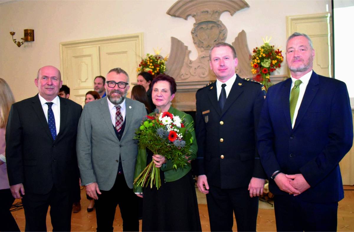 Tři pedagogové z Frýdku-Místku byli oceněni hejtmanem Moravskoslezského kraje u příležitosti letošního Dne učitelů.   Čtěte na webu města: KRAJ OCENIL VÝJIMEČNÉ PEDAGOGY | Frýdek-Místek