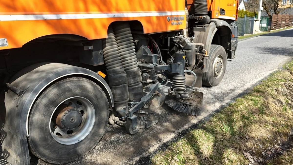Upozorňujeme občany Velkých Němčic, že v pondělí 30.3. bude probíhat čištění krajských komunikací. Jedná se o ulice Městečko, Vrchní, Brněnská a Osvobození. Děkujeme, že svá vozidla neparkujete v době čištění na silnici a umožníte tak úklid celých ulic.