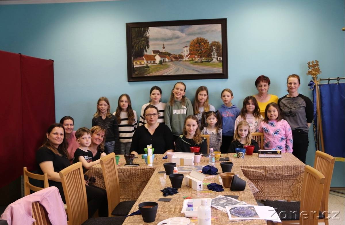 Ve středu 24. března 2026 se v prostorách Místní knihovny v Tasovicích uskutečnil kreativní workshop zaměřený na tečkování květináčů. Akce přilákala milovníky tvoření všech věkových kategorií, kteří si chtěli vyzkoušet techniku zdobení pomocí barevných teček. Účastníci se během workshopu seznámili..