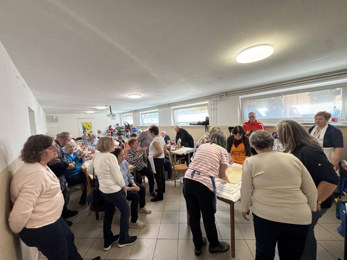 SPOLOK SLOVÁKOV Z MAĎARSKA - ťahanie klasickej štrúdle a pečenie svadobného koláča.