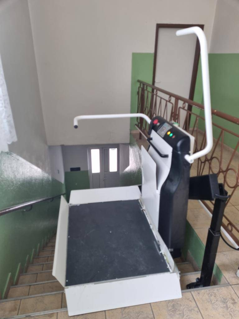 Po výťahu v budove obecného úradu, či zdvíhacej plošine pred jeho vchodom, schodoleze v budove obecnej knižnice a novom výťahu na zdravotnom stredisku, bola najnovšie osadená zdvíhacia plošina aj v budove Kultúrneho domu v Hloži.