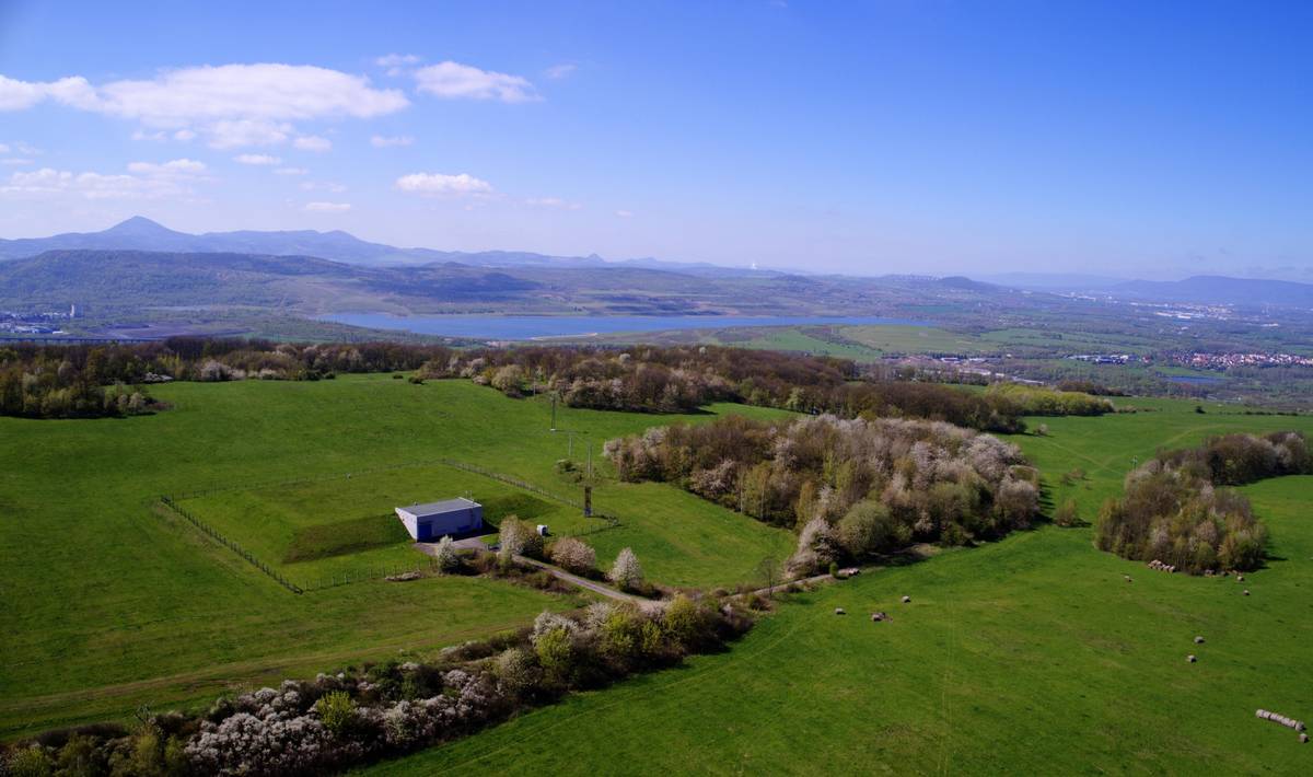 ⛪️ Kostel Nanebevzetí Panny Marie bude v těchto dnech slavnostně nasvícen  28. 3. u příležitosti postní doby 29. 3. u příležitosti 6. postní neděle 🤩 Pokračuje ZAHÁJENÍ TURISTICKÉ SEZÓNY 2026 NA ÚSTECKU, vyberte z mnoha akcí tu, která Vás zajímá. 🎟️ Zvýhodněný balíček vstupenek TicketPack Vám umožní navštívit pět vybraných turistických cílů s více než 40% slevou a zároveň využít další zajímavé bonusy.  🏊♀️ Na odpočinek a relax můžete vyrazit do plaveckého a volnočasového areálu Koupaliště Brná nebo do Saunového světa v Plavecké areálu Klíše. 🚌 Zkuste ulovit jarní autobus Dopravního podniku města Ústí nad Labem  PÁTEK 27. 3.  ✅ Kulturní středisko města Ústí nad Labem zve do Domu kultury na Festival LUSK, festival divadla pro děti a do Národního domu na koncert kapely Vypsaná fixa ✅ Činoherní studio hostí kulturní benefiční akci studentů Gymnázia Jateční s cílem podpořit Hospic sv. Štěpána v Litoměřicích ✅ Veřejný sál Hraničář zve na kreativní workshop, hudební večer pod taktovkou DJ Jana a na promítání dvou filmů, Čína tě sleduje a Při zemi  ✅Na Zámek Trmice vyrazte na Dětský karneval s Kubou  ✅ FK Viagem Ústí nad Labem sehraje přátelské utkání s týmem SG Dynamo Dresden B ✅ V klubu Kladívko vystoupí progresivní mladý zpěvák Oskar  ✅ O večerní zábavu se v Café Max postará DJane Redith  SOBOTA 28. 3. ✅ Knihovna Ústeckého kraje v rámci kampaně Ukliďme Česko uklidí v okolí Mariánské skály ✅ Sobotním programem pokračuje v Domě kultury Festival LUSK  ✅ Muzeum v přírodě Zubrnice zve na tradiční jarní akci Velikonoce na vsi  ✅ Spolek Skorotice Jinak pořádá v rámci kampaně Ukliďme Česko úklid v okolí Skorotic, Božtěšic a Habrovic ✅ Dům umění Ústí nad Labem zve na Foto Workshop ✅ Žížala na terase pořádá v rámci kampaně Ukliďme Česko úklid v okolí Chuderovského potoka  ✅ Veřejný sál Hraničář zve na kreativní workshop, hudební večer pod taktovkou DJ Kim Young Su a na promítání dvou filmů, Příběh o Siljanovi a Hlas Hind Radžab ✅ V Sále Šichtovka proběhne benefiční vernisáž fotografií na podporu zprovoznění sálu ✅ Florbal Ústí sehraje na domácím hřišti souboj o udržení nejvyšší soutěže s týmem FBC Liberec  ✅ Činoherní studio zve na Benefiční sekáč a premiérový pokus o otevřený jevištní formát v režii hereckého souboru BEST OF: Ansámbl ČS NEDĚLE 29. 3. ✅ Dům umění Ústí nad Labem zve na grafický workshop Mimikry ✅ Divadlo města Ústí nad Labem zve na Dopolední hudební matiné a odpolední vystoupení Ondřeje Havelky a Melody Makers ✅ Nedělním programem pokračuje v Muzeu v přírodě Zubrnice akce Velikonoce na vsi ✅ Zajděte fandit i na nedělní zápas o udržení nejvyšší soutěže Florbal Ústí vs. FBC Liberec ✅ Dům umění Ústí nad Labem zve na komentovanou prohlídku výstavy Projekt: Dress Code ✅ Veřejný sál Hraničář promítá dva filmy: Dívka na koštěti a Citová hodnota  ✅ Na zimní stadion vyrazte na veřejné bruslení ✅ BK Ústí nad Labem vyzve na domácí palubovce tým BK KVIS Pardubice