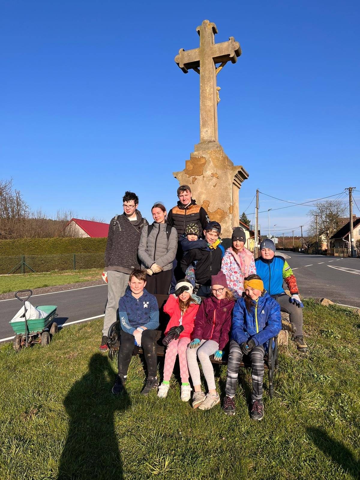 O další kus čistější obce se postarali naši mladí hasiči 💚 Uklidili „trojúhelník“ Radim – křižovatka v Cikánech – Dřevěnice, a odvedli skvělou práci! Je radost vidět, že i děti jdou příkladem a není jim naše okolí lhostejné  Děkujeme nejen jim, ale i vedoucím, kteří je k tomu vedou. 👏