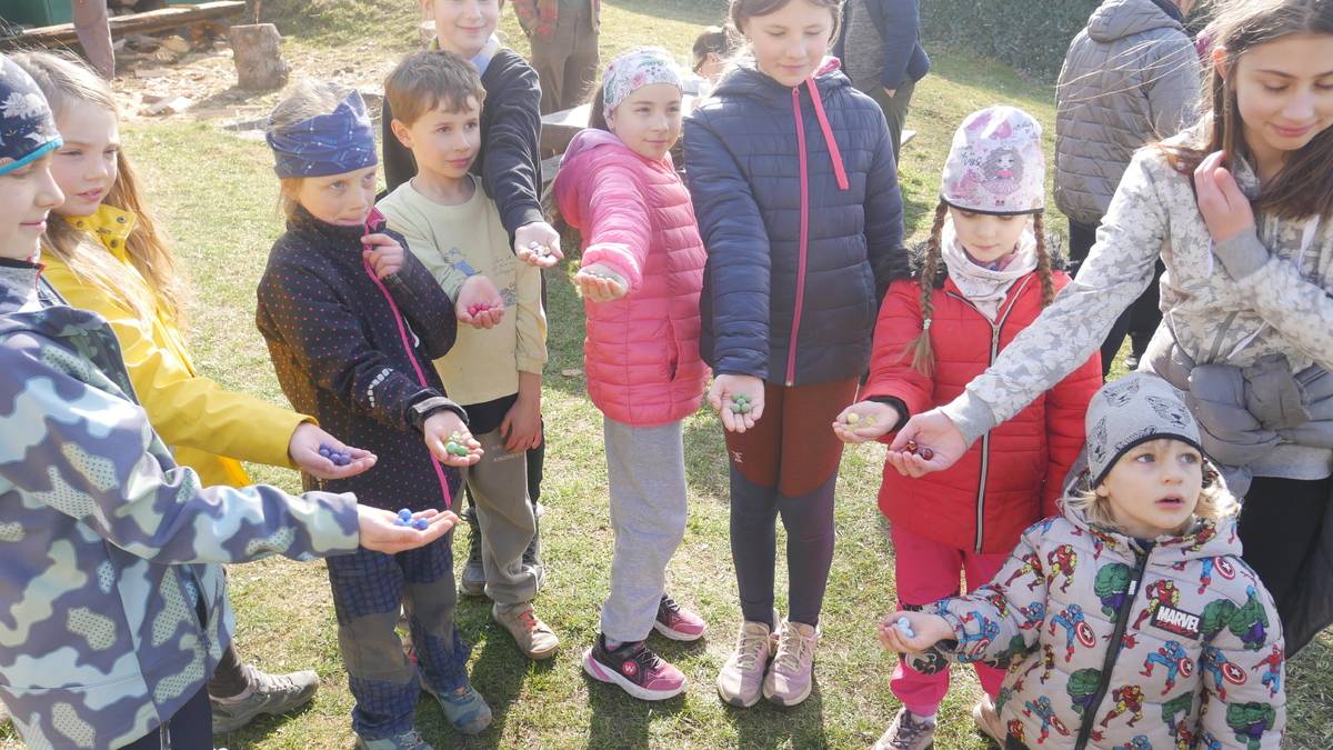 Tak jsme zase cvrnkali. Počasí tak akorát, účast taky. Technika cvrnku se u některých účastníků od loňska zlepšila, klání bylo dramatické ve všech kategoriích. P.S. Důlky zůstávají zachovány, kdo chce, může při návštěvě hostince vyzkoušet.