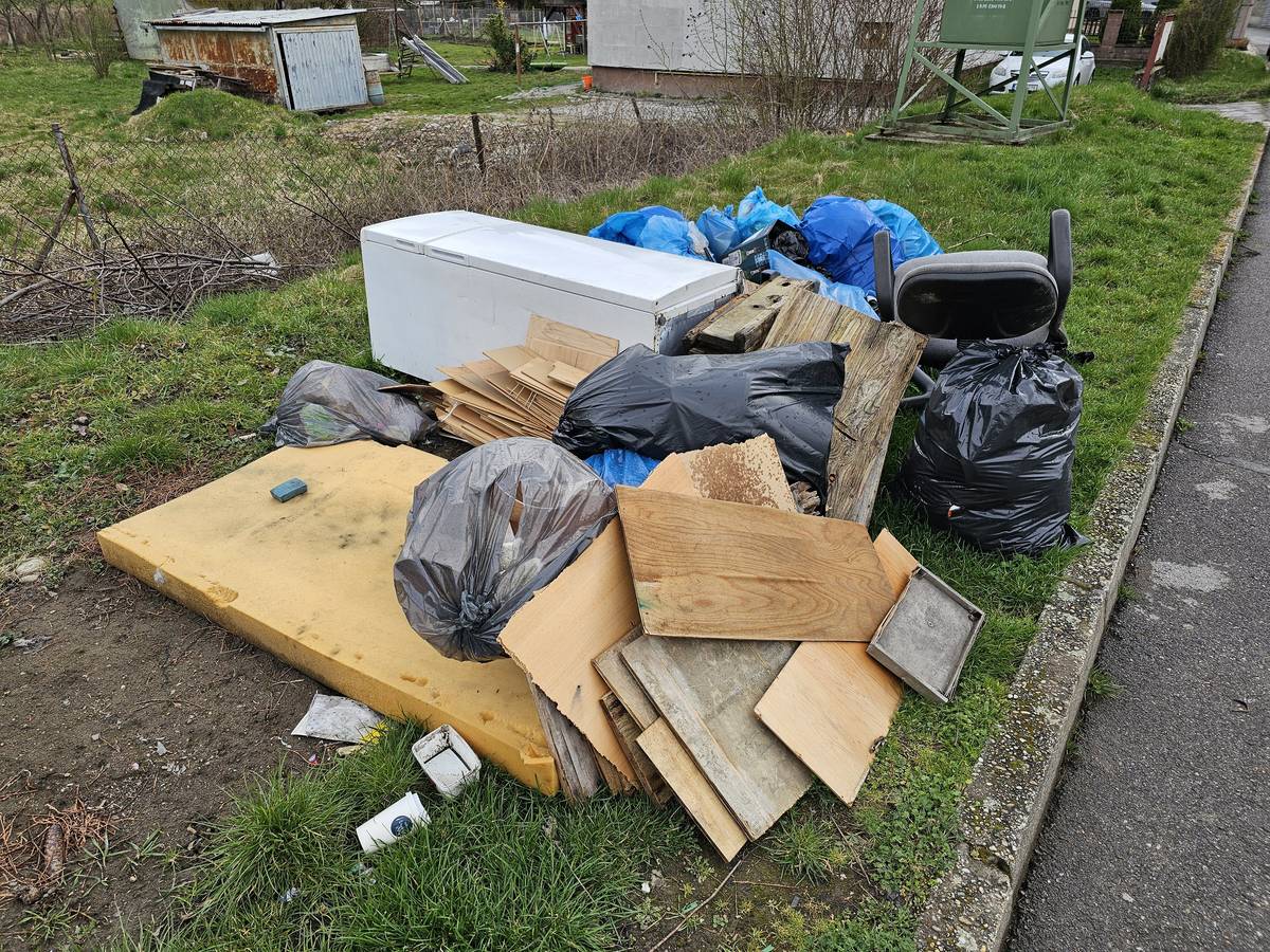 🚫 V mestskej časti Horné Kočkovce sa objavila nelegálna skládka odpadu. Takéto konanie je neprípustné — odpad znečisťuje životné prostredie, ohrozuje zdravie a jeho odstránenie musí mesto zabezpečiť na vlastné náklady. Pritom tento odpad mohol byť odovzdaný a vytriedený na zbernom dvore alebo vyvezený počas jarného zberu odpadu z rodinných domov. Fyzická osoba, ktorá odloží odpad mimo miesta na to určeného sa dopúšťa priestupku a hrozí jej pokuta do výšky 1 500 eur. V prípade podnikateľov hrozí pokuta až do 350 tisíc eur. 👉 Ak ste si všimli osoby, ktoré odpad na miesto naviezli, alebo sa stanete svedkami podobného konania v budúcnosti, prosíme o spoluprácu. Akékoľvek informácie môžete nahlásiť Mestskej polícii alebo referentke pre odpadové hospodárstvo Simone Dedkovej na e-mailovej adrese: simona.dedkova@puchov.sk. Ďakujeme.