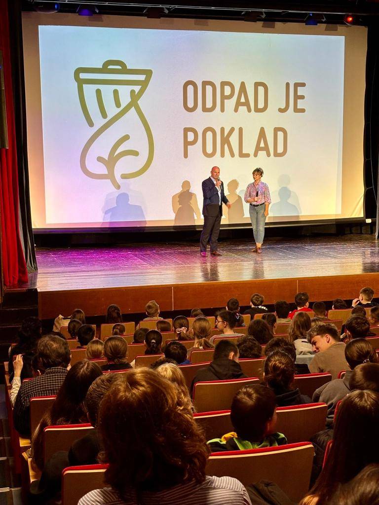 Mestské kultúrne stredisko v Hriňovej sa 26. marca 2026 naplnilo mladou energiou a dôležitými myšlienkami. Žiaci miestnych základných škôl ZŠ Školská a ZŠ Krivec sa zúčastnili na premietaní unikátneho vzdelávacieho a zážitkového muzikálu „Odpad je poklad“.