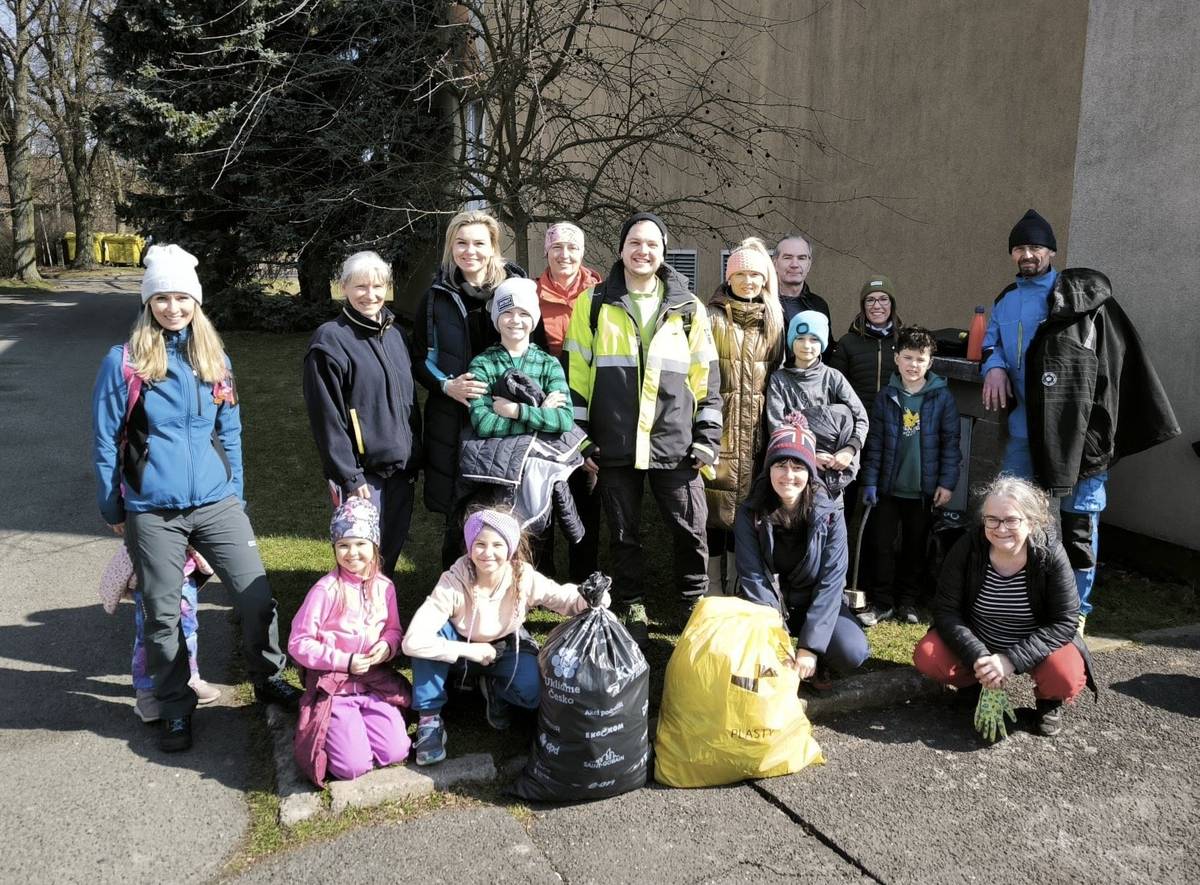 Mockrát děkujeme všem dobrovolníkům kteří se dnes zúčastili úklidové akce💚 #UklidmeCesko. Společně i s dětskými pomocníky nás bylo 20👏! Na 3 trasách:  KD - Čičavy - Albrechtice - KD KD - Loužkem na Příšovice - Loužek směr S. Újezd - KD KD - Janovkami směr Dubina - Vitanovice - KD  JSME NASBÍRALI CELKEM 9 PYTLŮ ODPADU a to není málo!! Oproti loňskému ročníku s podobnými trasami je to úbytek - takže dobrá zpráva. Na závěr akce jsme měli drobné občerstvení a v areálu KD jsme si společně opekli špekáčky.   Nejkurióznějšími "úlovky" letošního sběru jsou sada pneumatik, školní aktovka😃 a čerstvě stažené ovčí kůže! Je to v lidech - nebuďte líní, třiďte odpad♻️ a nenechávejte ho v přírodě🌲🗑️🚮.