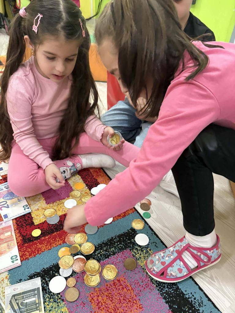 Hnúšťa, 26.3.2026 - Predškoláci sa aktívne zapojili do Global Money Week 2026 (Medzinárodný týždeň peňazí), ktorá je zameraná na zvyšovanie finančnej gramotnosti detí a mládeže.