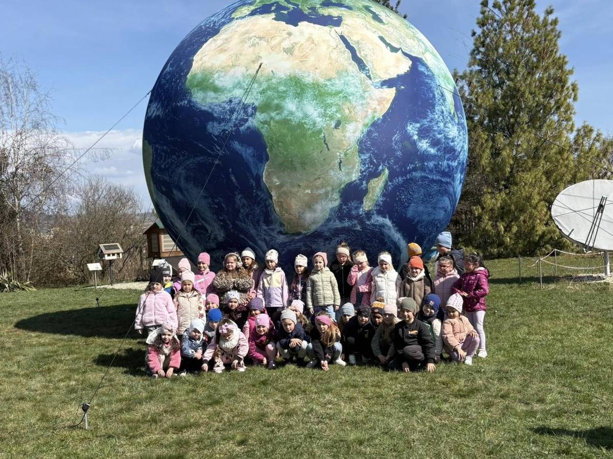Hnúšťa, 26.3.2026 - Dňa 23. marca 2026 si deti z MŠ pripomenuli Svetový deň meteorológie netradičným a zážitkovým spôsobom. V rámci exkurzie sa vydali objavovať fascinujúci svet počasia, vesmíru a prírodných javov.