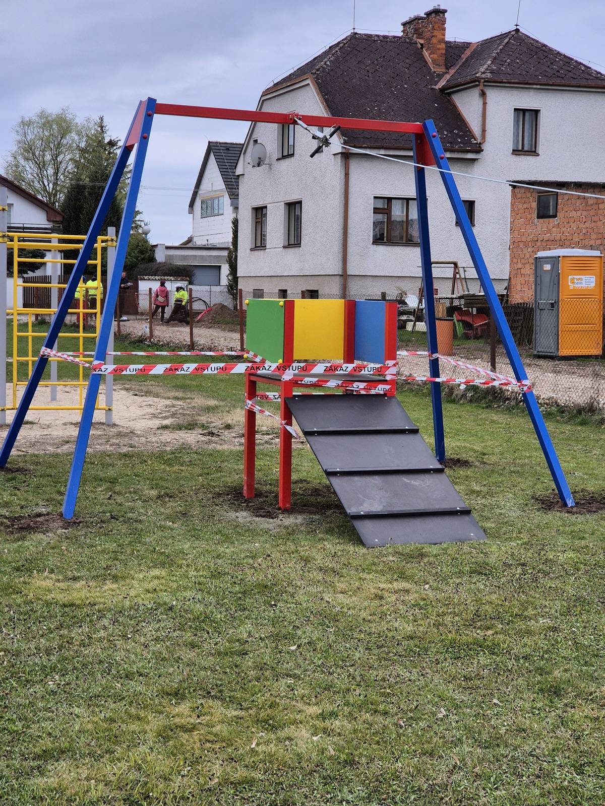 Na hřišti v Lochenicích byl dnes umístěn nový herní prvek - lanovka. Dětem bude zpřístupněn ke konci příštího týdne.