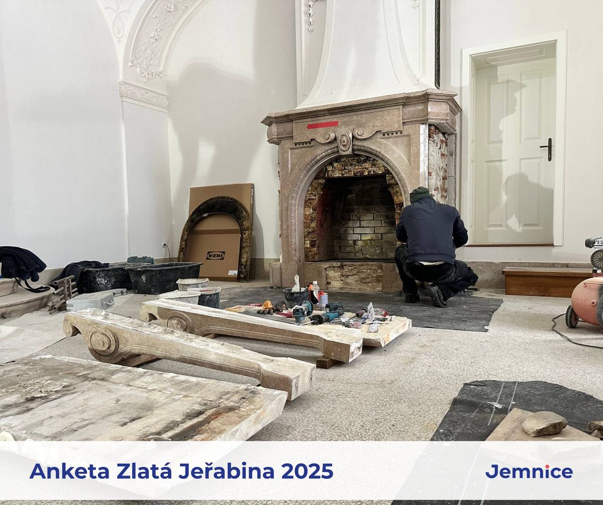 Vážení spoluobčané, v průběhu března můžete hlasovat ve 22. ročníku krajské ankety Zlatá jeřabina, a podpořit tak zajímavou kulturní akci nebo příkladnou obnovu památek za uplynulý rok. Svůj hlas můžete dát vždy jen jedné akci v každé kategorii. Za naše město bylo do této ankety úspěšně nominováno restaurování loveckého salonku na jemnickém zámku (kategorie Péče o kulturní dědictví). Budeme rádi, pokud svým hlasem podpoříte právě uvedenou investiční akci a příkladnou obnovu památky právě z našeho města. Hlasování probíhá na následujícím odkazu: https://extranet.kr-vysocina.cz/zlata-jerabina/ K úspěšnému hlasování je nutné vyplnit formulář, opsat číselný kód a dát souhlas se zpracováním osobních údajů. Do e-mailové schránky, kterou uvedete ve formuláři, Vám bude zaslána informační zpráva a na základě jejího potvrzení dojde k započítání Vašeho hlasu do ankety (bez potvrzení informační zprávy nebude Váš hlas započítán). Děkujeme za Vaše případné hlasy a za sdílení ankety.