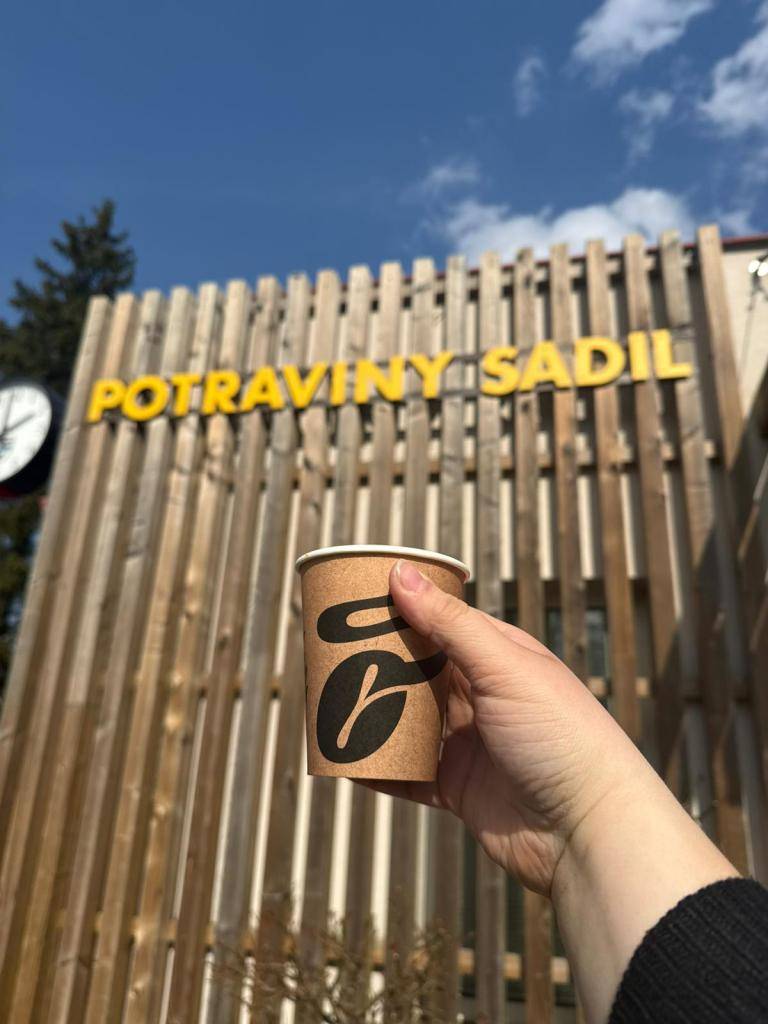 V potravinách u pana Sadila si teď nově můžete dát čerstvě umletou zrnkovou kávu z kávovaru od firmy Tchibo.    A aby chutnala ještě víc, májí pro vás i malý bonus. Za 5 odebraných káv dostanete 6. zdarma.