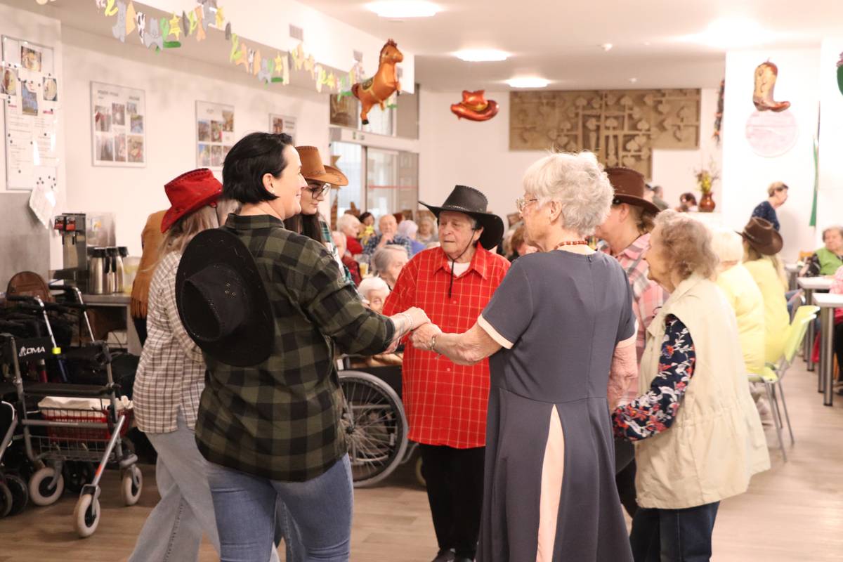 Ani letos nepřišli klienti Domova Vesna o jednu ze svých nejoblíbenějších akcí, kterou ples bezpochyby je. Ten letošní byl westernový a opět se moc líbil. K tanci a poslechu hrála westernová hudba, kolektiv Vesny si připravil westernové vystoupení a špetkou moderního tance akci okořenil taneční klub Kmit. Kuchyně nachystala obl...