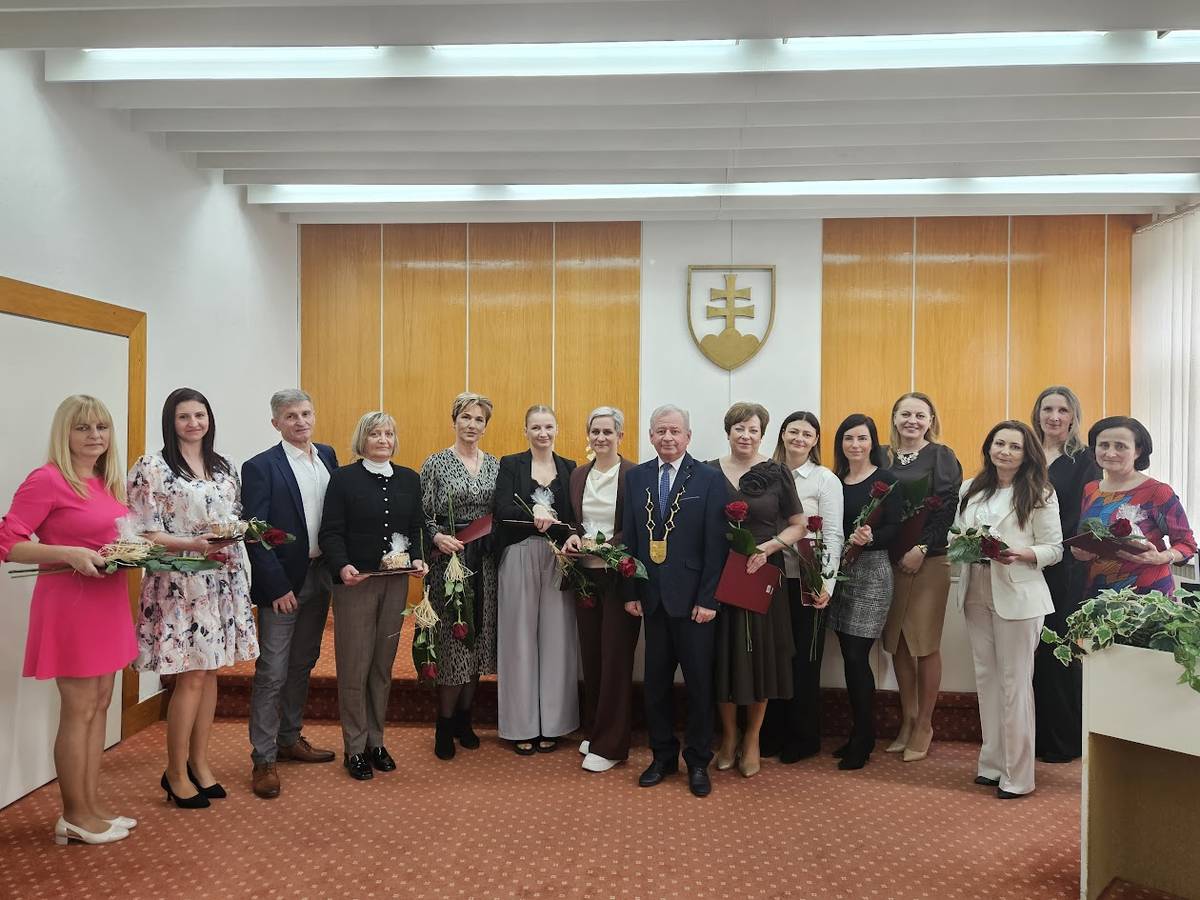 Hnúšťa, 27.3.2026 - Obradná sieň mesta sa pri príležitosti Dňa učiteľov naplnila príjemnou atmosférou vďaky. Nebolo to len formálne stretnutie – bol to čas venovaný ľuďom, ktorí denne dávajú zo seba viac, než sa dá vyjadriť slovami.