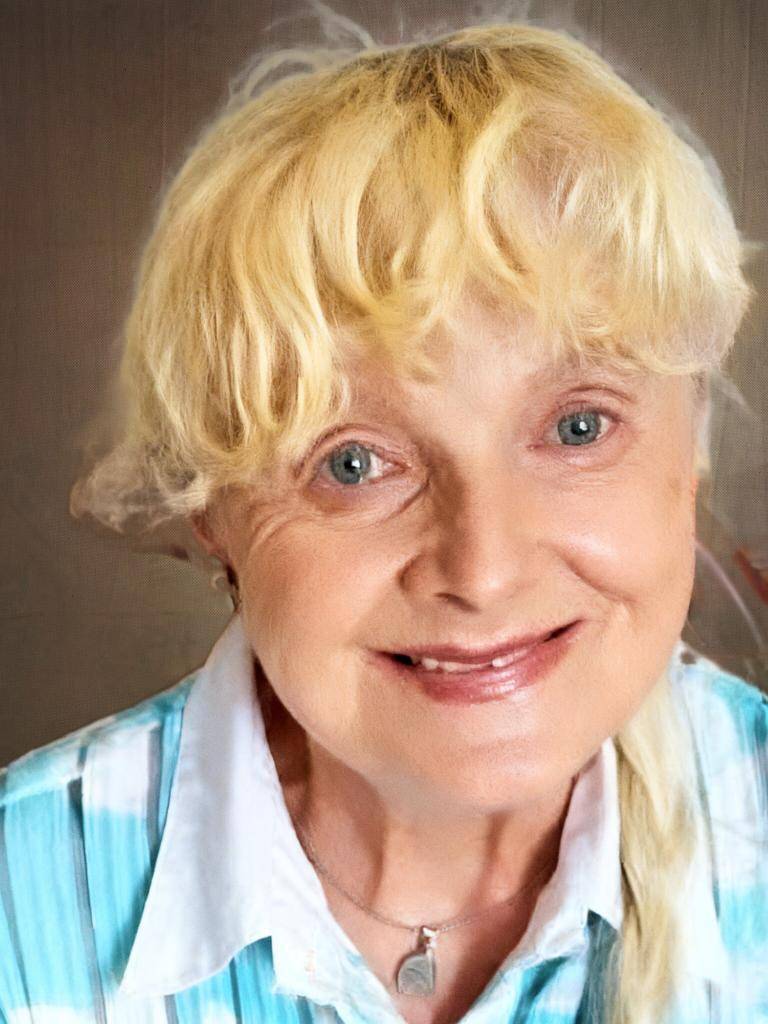 Smútiace rodiny Tranová  a Spáčilová s hlbokým žiaľom oznamujú občanom, že dňa 23. marca 2026 v nemocnici v Lučenci zomrela ich milovaná matka, stará matka, príbuzná a naša občianka Matilda Dudoková vo veku nedožitých 88 rokov.