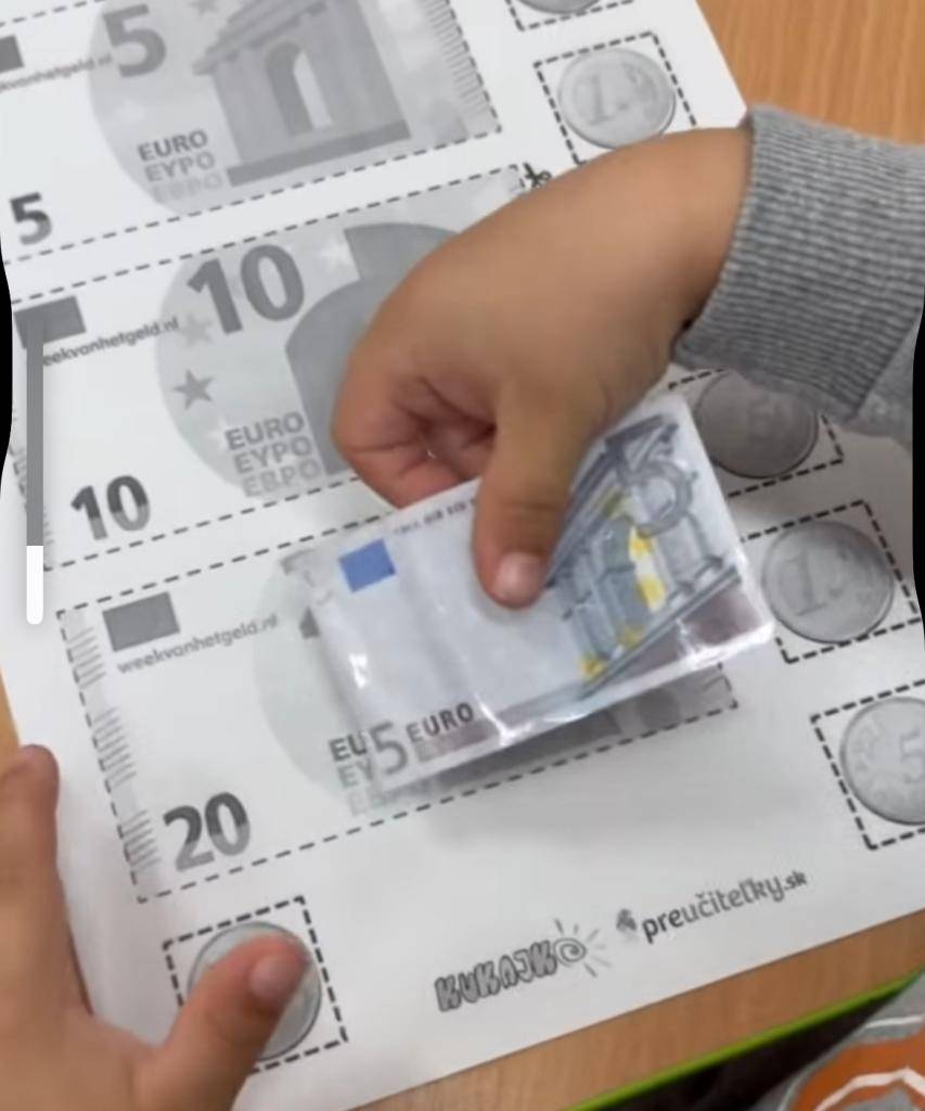 V našej materskej škole sme sa v rámci celoslovenskej iniciatívy Global Money Week 2026 venovali téme financií a nakupovania hravou a deťom blízkou formou. Hlavná aktivita s názvom „Môj prvý nákup" sa uskutočnila 18. marca 2026 priamo v triede.