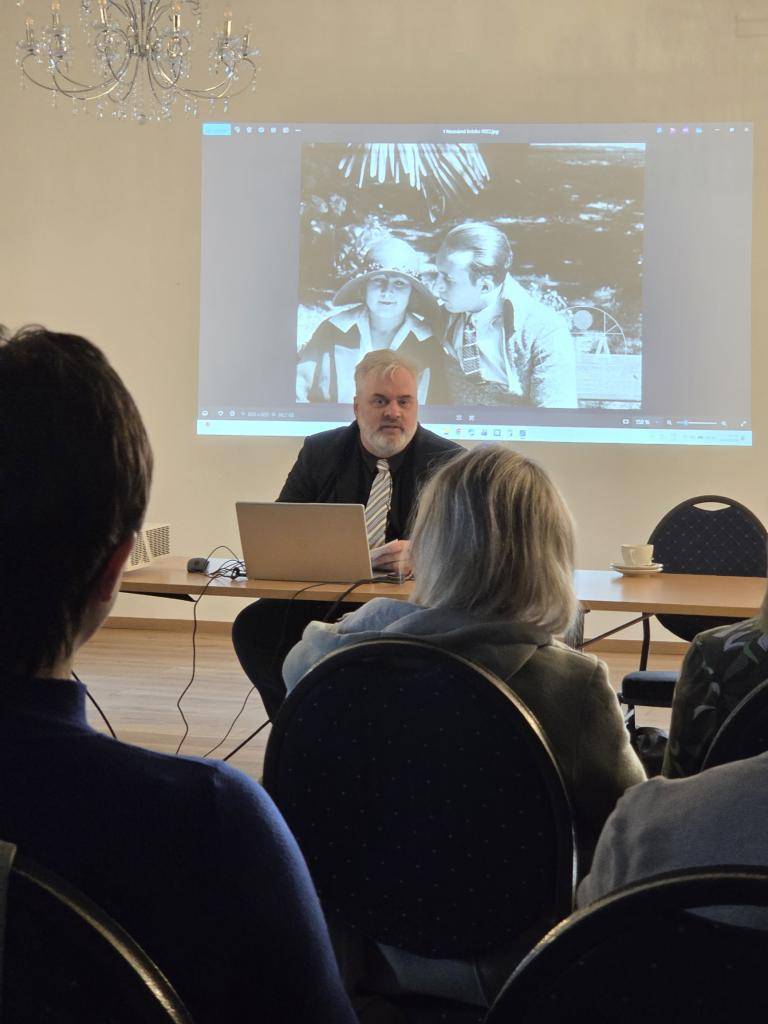 Město Albrechtice hostilo přednášku věnovanou jedné z nejvýraznějších osobností prvorepublikového filmu – Oldřichu Novému. Tématem provedl posluchače výborný přednášející Milan Zacha Kučera, spisovatel, dokumentarista a marketingový ředitel Československé filmové společnosti.