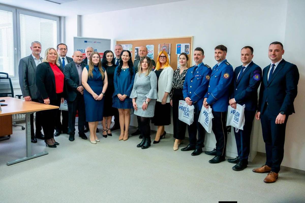 Dňa 20.3.2026 sa primátor mesta Tlmače zúčastnil na otvorení Informačnej kancelárie pre obete trestných činov v Leviciach. Kancelária poskytuje bezplatné informačné usmernenie o právach obetí a nasmerovanie na odbornú pomoc podľa individuálnych potrieb klienta.  Súčasne primátor požiadal o pracovné stretnutie s I. štátnou tajomníčkou MV SR Luciou Kurilovskou a riaditeľom ÚPK Jozefom Halcinom. Stretnutie by sa malo konať priamo v Tlmačoch a bude zamerané na rómsku problematiku, ktorá je v Tlmačoch každodenným problémom. Budeme apelovať na potrebu Miestnych poriadkových a občianskych služieb. Účastnými by mali byť aj primátori zo Šiah a Želiezoviec. Miroslav Kupči primátor mesta