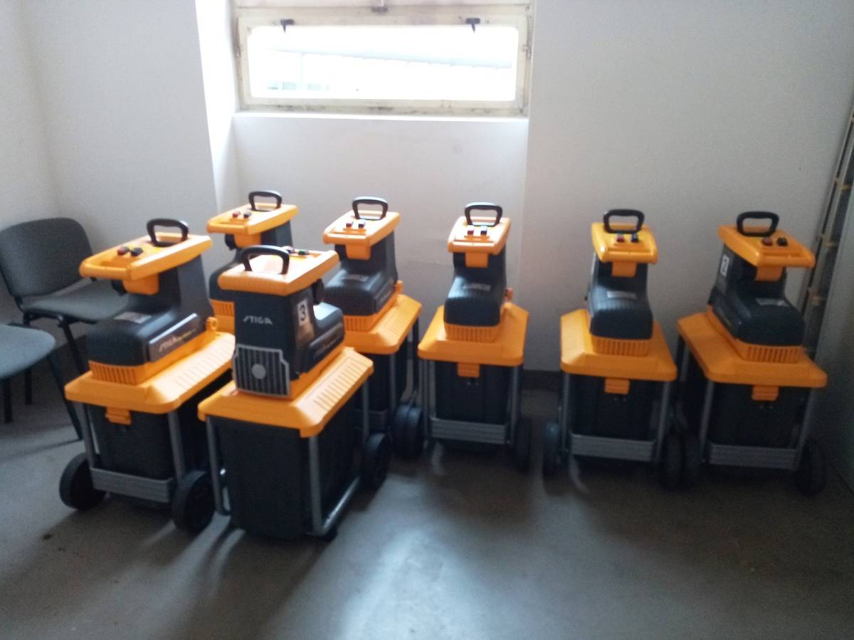 Město Litoměřice již pátým rokem nabízí v areálu sběrného místa v Nerudově ulici možnost zapůjčení drtiče větví zdarma.  Občané tak nemusejí větve stříhat do bigbagu, popelnic na bioodpad či vozit větve na sběrné místo. Mohou si zapůjčit drtič k sobě na pozemek, větve na místě nadrtit a využít štěpku například k mulčování nebo do kompostu. Pro životní prostředí je nejlepší bioodpad zpracovat a využít v místě vzniku. "Novinkou je složení vratné zálohy ve výši dvou tisíc korun, což je o tisíc více, než bylo doposud," upozornila Lucie Weberová z odboru životního prostředí městského úřadu. V současné době je na sběrném místě k dispozici sedm drtičů větví. Podmínkou pro zapůjčení je trvalý pobyt v Litoměřicích (předložení občanského průkazu). Půjčovné na maximálně osm dní v kuse je zdarma. Drtič zvládne nadrtit větve do maximálního průměru čtyř centimetrů a promění hromadu prořezů, odřezků živých plotů a jiného zahradního odpadu, který je příliš tvrdý na kompostování, do úhledné hromádky třísek, jež je ideální pro kompost nebo pro použití jako povrchový mulč. Ten se rozloží po oblastech holé půdy, aby potlačil plevel a zadržoval vlhkost v zemi.