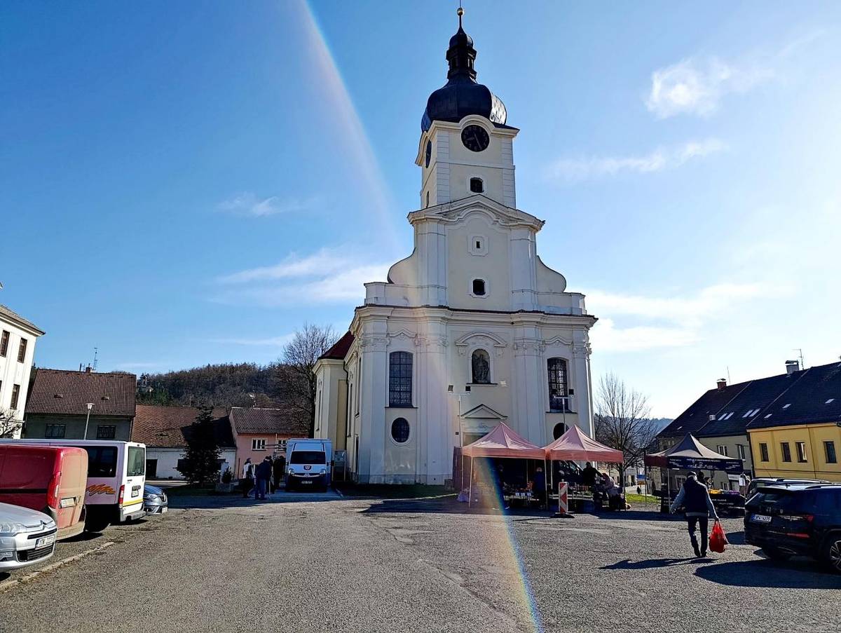 V pátek 27. března 2026 se na novém místě u kostela Sv. Václava v Radnicích konaly tradiční trhy, které přilákaly návštěvníky z širokého okolí a nabídly pestrou nabídku regionálních produktů a velikonočních výrobků.