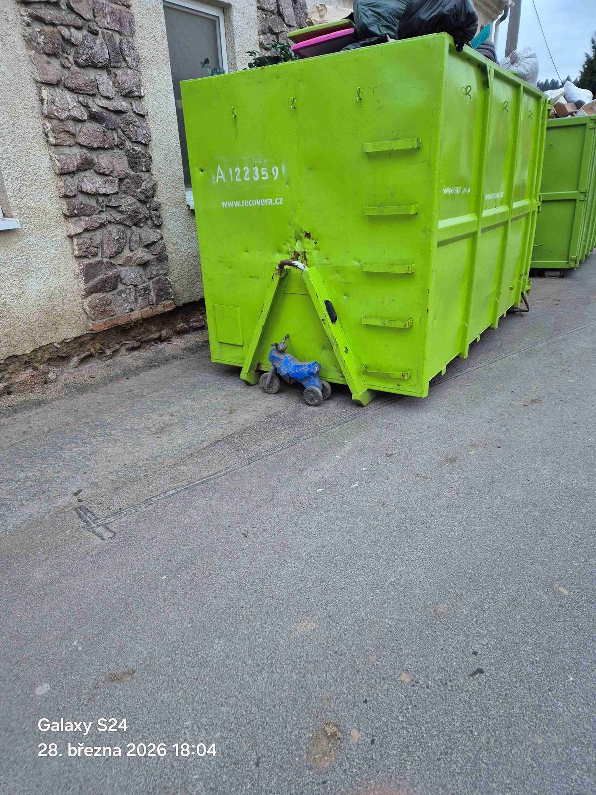 Dobrý den, opět nějaké individuum odložilo před kontejnerem dětské odrážedlo, místo aby je hodilo do kontejneru, ale hlavně za kontejner "schoval" torzo plastové nádoby, které nebylo vidět. Takže až by přijeli pro kontejnery, tak by po odvezení se teprve objevil. A přitom stačilo, když už jsou kontejnery plné je odložit do kontejneru na plast. Takže opět doma udělám pořádek a na obecním, ať to někdo poklidí. Josef Hemzal, starosta