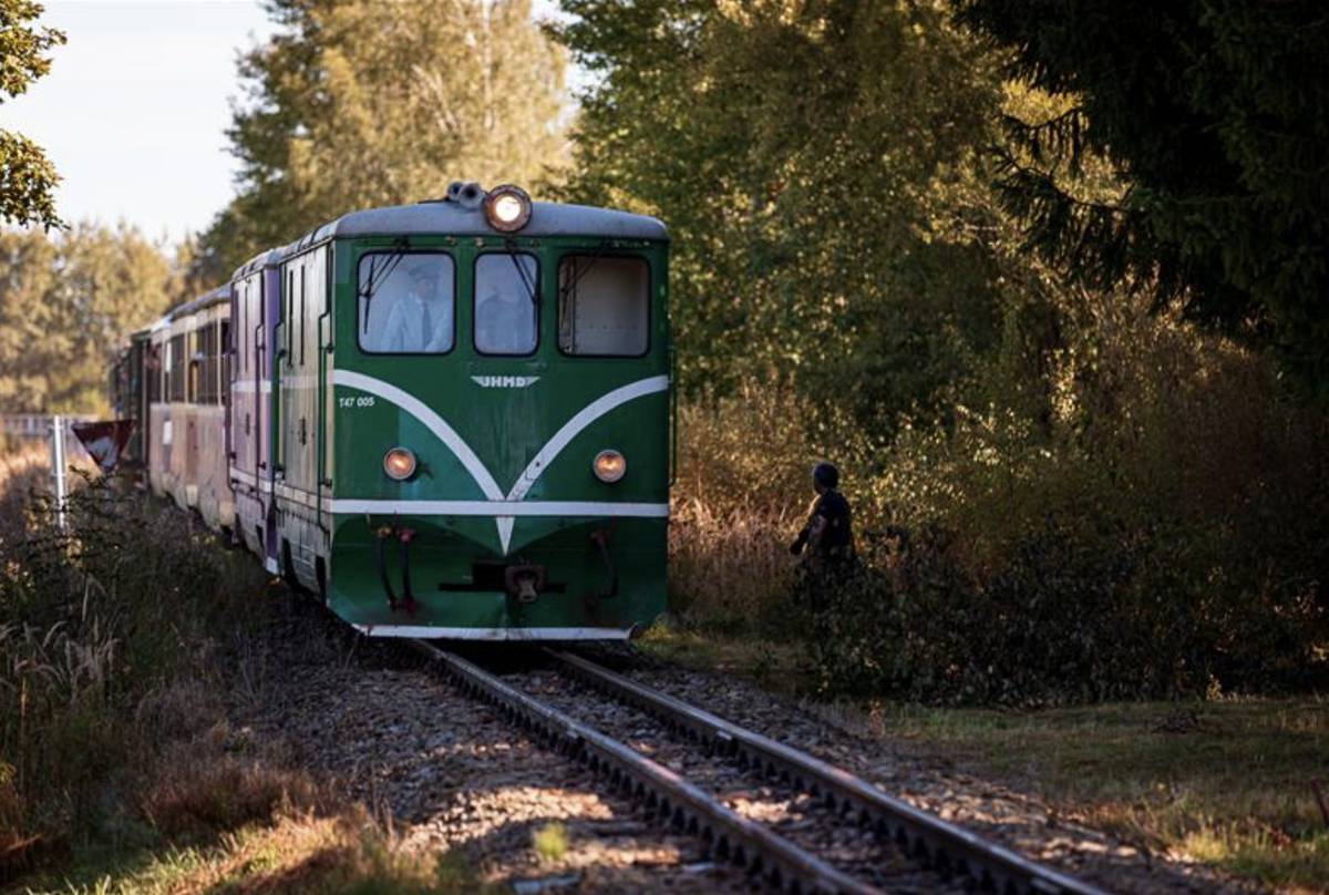 Už v pátek 3. dubna 2026 má na trať Jindřichův Hradec – Obrataň vyjet první turistický vlak letošní sezóny. Kraj Vysočina chce obnovením provozu podpořit cestovní ruch i služby v regionu. Od června do září bude úzkokolejka jezdit každý den, v dalších měsících o víkendech, svátcích a ve vybraných dnech.