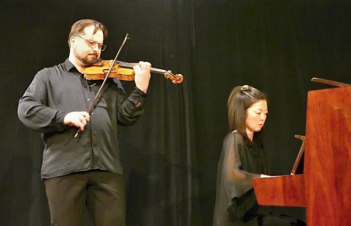 K poctě Josefa Slavíka zahráli Michal Foltýn - housle a Mio Sakamoto - klavír